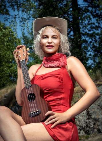 Nancy Tinkerbella monipuolinen naisartisti, pin up malli - MiminTalli Oy