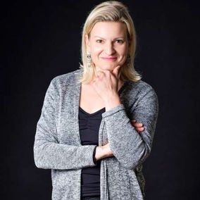 Helena Pöllänen, kouluttaja juontaja TYHY valmentaja, Heihei_häpeä